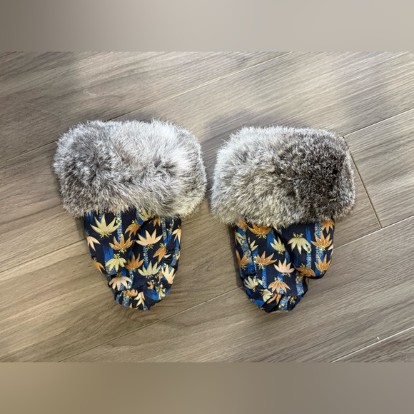 Handmade Mittens from Nunavut - Picture 2 of 4